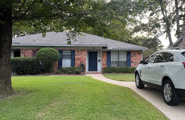 Charming 3-bedroom apartment with AC, WiFi, private patio in delightful Ruston!