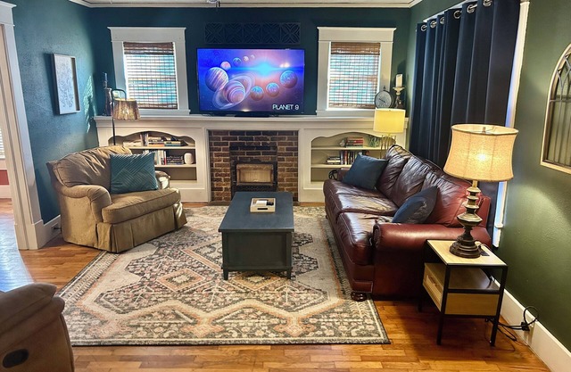 Charming 3-bedroom bungalow in delightful Fort Smith with WiFi, AC