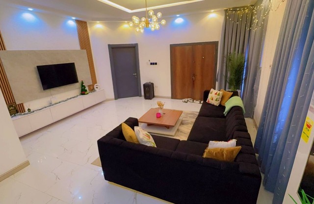 Charming 3-bedroom building with AC and WiFi in welcoming ACP Kwabenya Estate