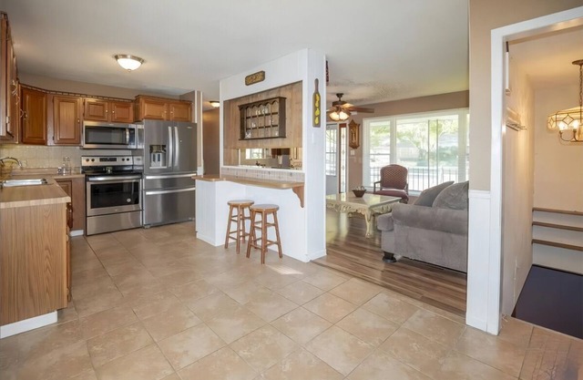 Charming 3-bedroom bungalow with fitness room, WiFi in soothing Topeka