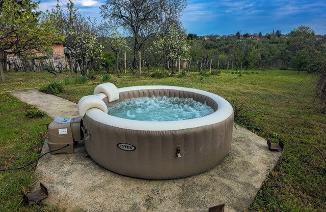 Charming 3-bedroom cottage with AC, WiFi in delightful Čortanovci
