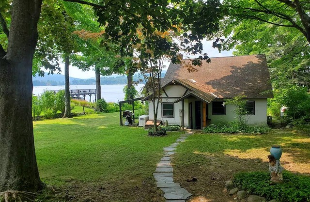 Charming 3-bedroom Cottage in Cleverdale on Beautiful Lake George with AC, WiFi