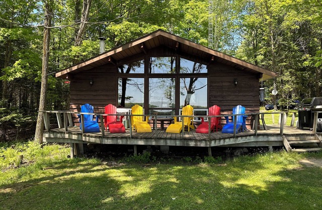 Charming 3-bedroom Island View Cottage in pleasant Magnetawan with WiFi, AC