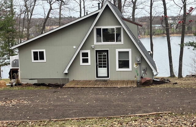 Charming 3-bedroom cabin in enchanting Frederic, WI 1.5 hr from TC with AC WiFi