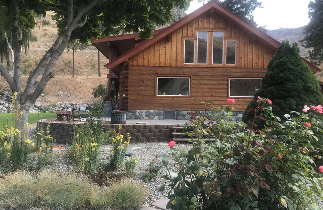 Charming 3-bedroom cabin with WiFi and AC in serene Pateros