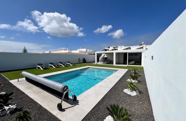 Charming 3-bedroom villa with heated swimming pool , AC throughout and WiFi