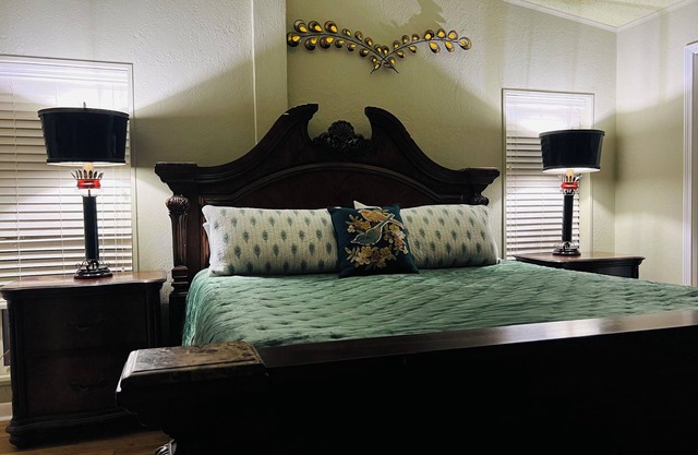 Charming 3-bedroom Farmhouse with AC, WiFi and horse stalls in North Texas