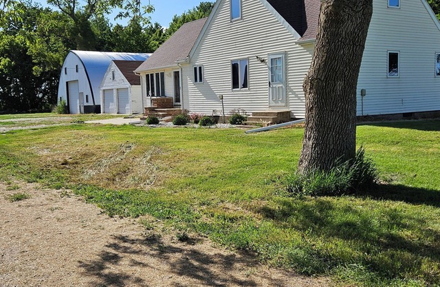 Charming 3-bedroom farmhouse by Luverne with WiFi and AC