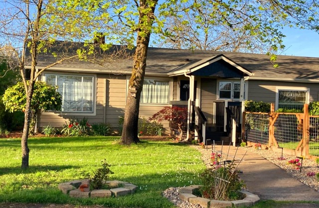 Charming 3-bedroom Farmhouse with AC and Wifi in Willamette Valley Wine Country