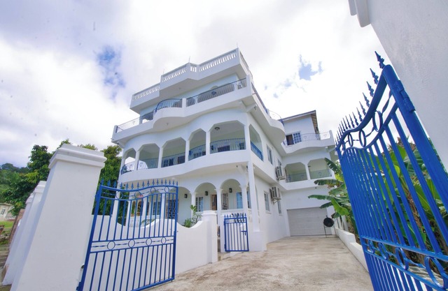 Charming 3-bedroom house in enchanting Fairy Hill with WiFi, AC