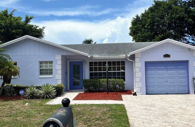 Charming 3-bedroom house with Pool, Washer and Dryer and Garage in Boca Raton
