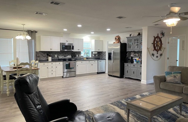 Charming 3-bedroom house with WiFi, AC in welcoming Carrabelle
