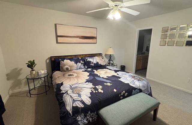 Charming 3 bedroom house with WiFi, AC in superb Charlotte.
