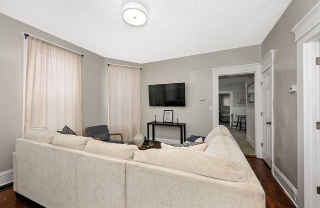 Charming 3-bedroom house with WiFi, AC in fabulous Cleveland