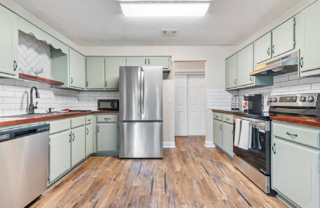 Charming 3-bedroom house with WiFi and AC in Covington.
