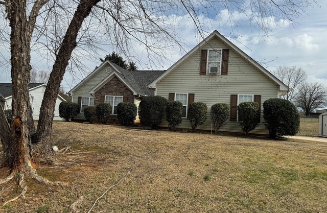 Charming 3-bedroom house with AC and WiFi in Covington,GA- near Mystic Falls