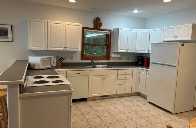 Charming 3-bedroom house with AC and WiFi and private access to Lake Michigan!