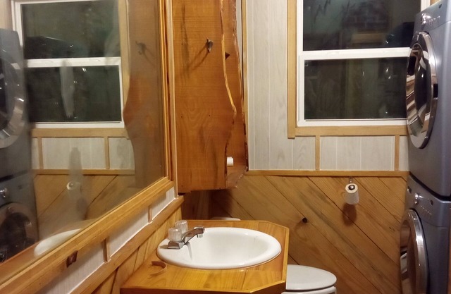 Charming 3-bedroom house in McCormick on the lake,has it's own private dock
