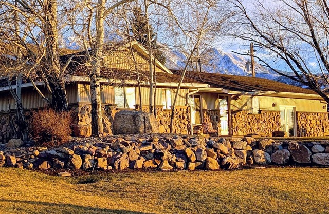 Charming 3-bedroom house located at the mouth of Santaquin Canyon. Amazing views