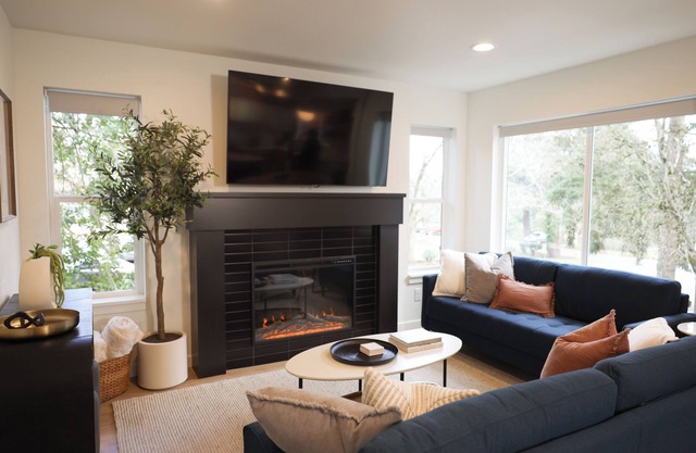 Charming 3-bedroom House with Fire Place - Heart of Vancouver