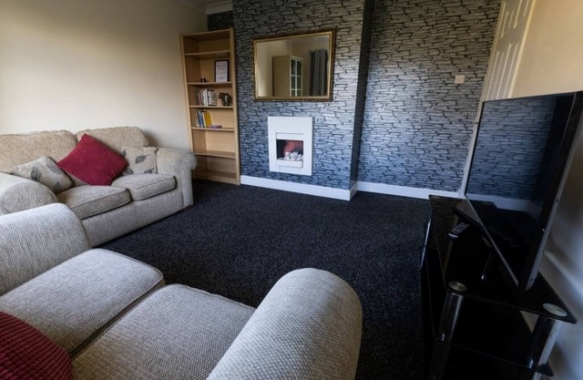 Charming 3-bedroom house with WiFi and free parking within compound in Thornaby