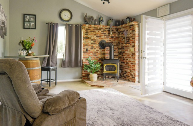Charming 3-bedroom house in peaceful Chehalis, less than 1 mile from I-5.