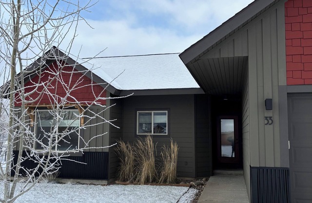 Charming 3-bedroom house with Hot Tub in Donnelly