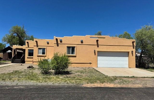 Charming 3-bedroom house a short walk to Historic Downtown Seligman with AC