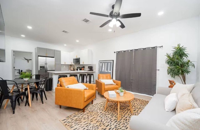 Charming 3-bedroom house in fabulous Brenham with WiFi, AC