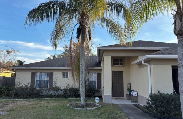 Charming 3-bedroom house midway between beaches and parks AC and WiFi in Deltona