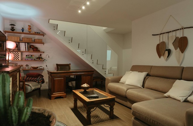Charming 3-bedroom house, 2 WC, jacuzzi and barbuecue. Free parking and wi-fi.