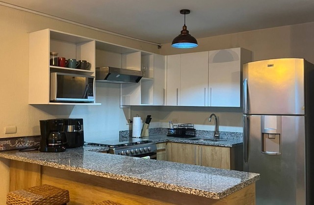 Charming 3-bedroom house with WiFi, fitness room in Apopa