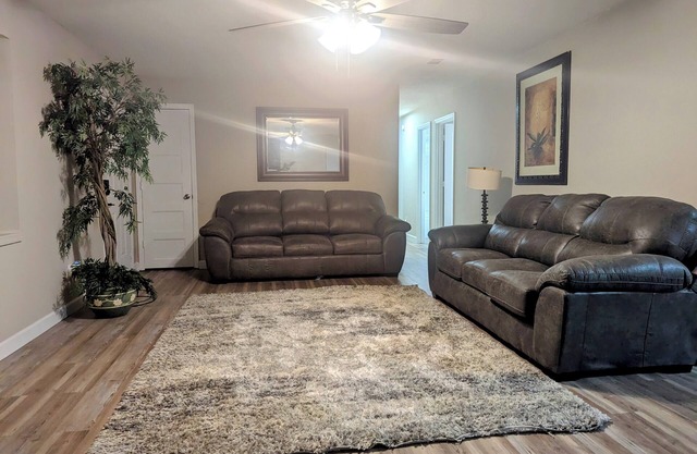 Charming 3-bedroom house in Albany sleeps 12 guest