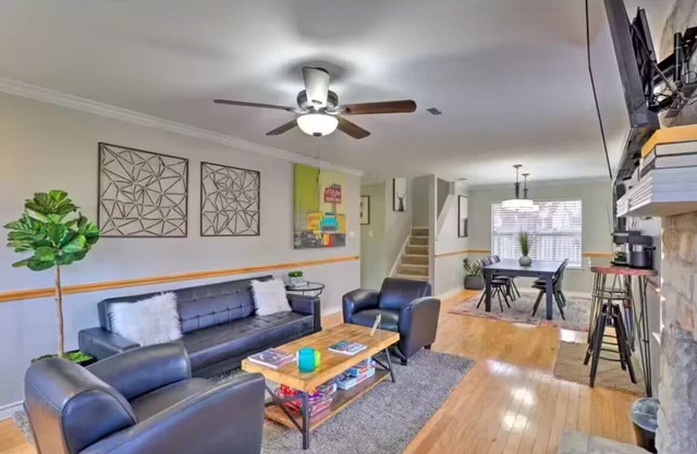 Charming 3-bedroom house North Austin Abode: Sleeps 9, 10 Mins to Domain!