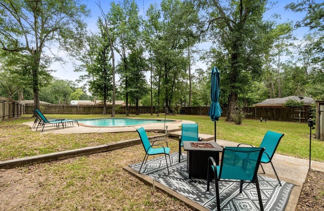Charming 3-bedroom house in Conroe with Private Pool on an Acre!