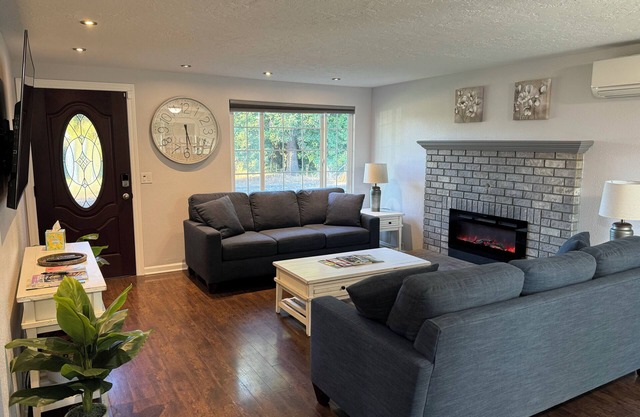 Charming 3-bedroom house with Star link WiFi and AC in Eugene