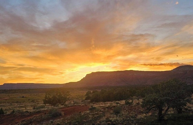 Charming 3-bedroom house on 5 beautiful acres in Kanab w/outdoor firepit, Zions