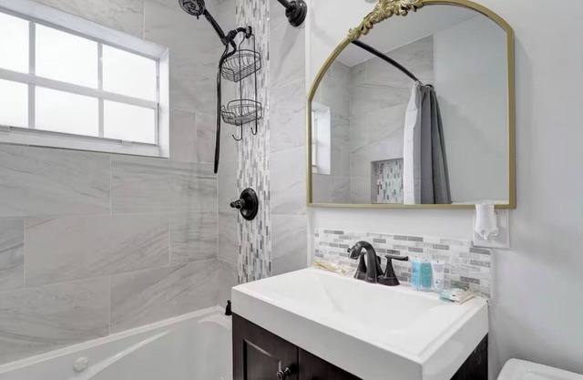 Charming 3-bedroom house with WiFi, AC in fantastic Miami