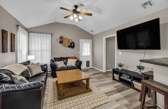 Charming 3-bedroom house w/KING Bed in Prime Location of Owasso w/WiFi