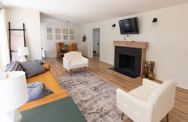 Charming 3-bedroom house with WiFi and AC in delightful SE Salem