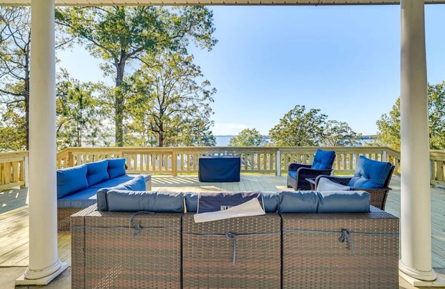 Charming 3-bedroom house with WiFi and AC off of Hwy 1215