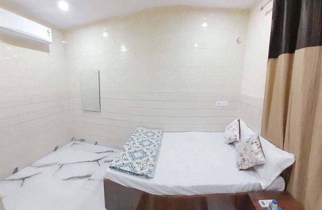 Charming 3-bedroom villa with WiFi, AC in tranquil Dhandhupura