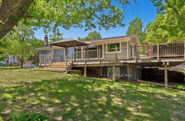 Charming 3-bedroom Lake House with dock, hot tub, AC in delightful Waterville