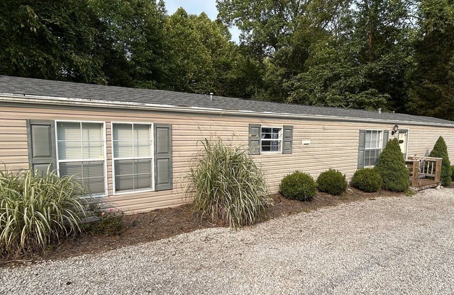 Charming 3-bedroom mobile home with AC, WiFi at Lake Cumberland