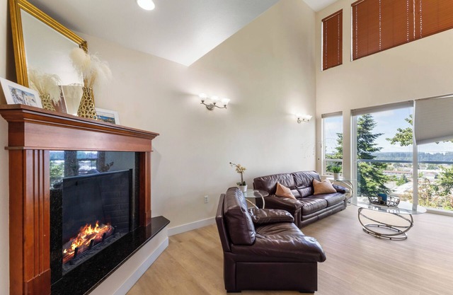 Charming 3-bedroom Penthouse condo with pool and gym nearby Tacoma Mall