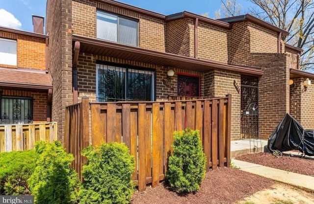 Charming 3-bedroom townhome with WiFi and AC in awesome Washington