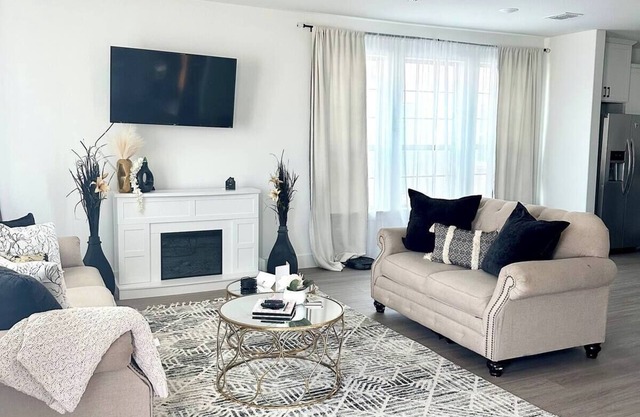 Charming 3 bedroom TH w/WiFi, AC in lovely Crowley, near Fort Worth.