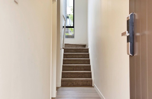 Charming 3-bedroom townhome with AC and WiFi in delightful Auckland