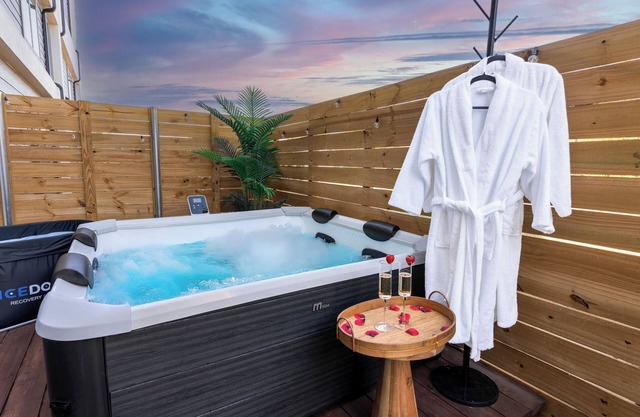 Charming 3-bedroom townhome with hot tub, sauna and delightful Dallas views!