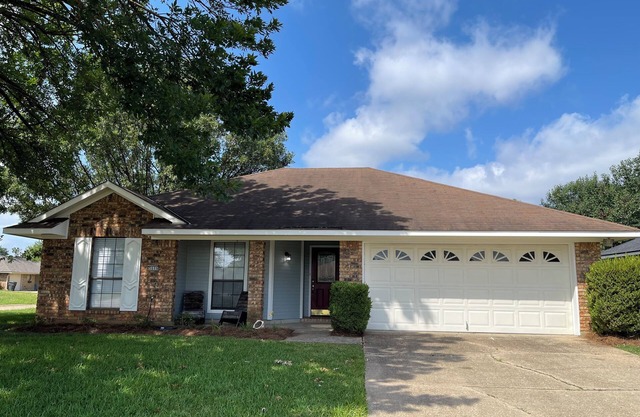 Charming 3-bedroom with sunroom house in Bossier City with AC, WiFi